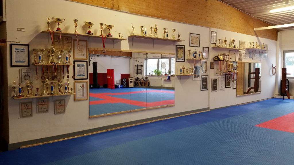 Trainingsstätte (Dojo) mit Spiegelwand und vielen Pokalen und weiteren Auszeichnungen