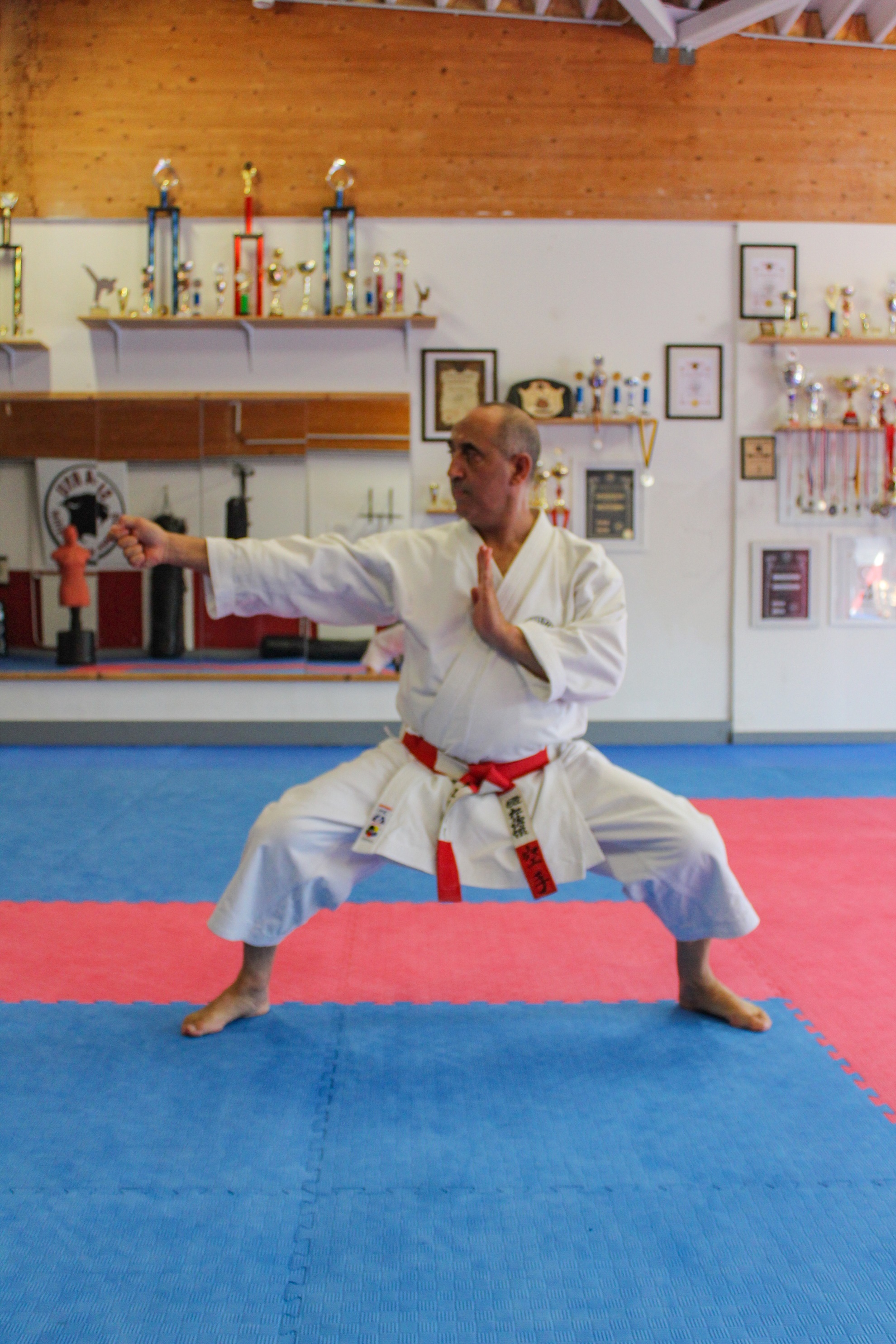 Hamadi Silini führt im Dojo eine Karateübung vor.